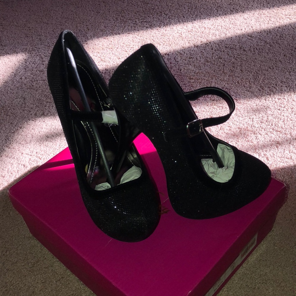 Brand new black heels